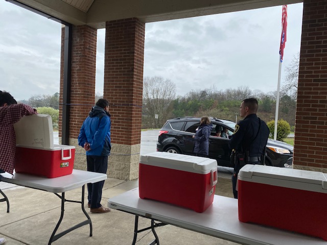 loudoncountysch's tweet photo. Kudos to all the teachers, food service workers, bus drivers, and administrators who helped with delivering more than 400 lunches today at 26 sites across the county. #loudoncountyserves https://t.co/7WTPhAaUq7