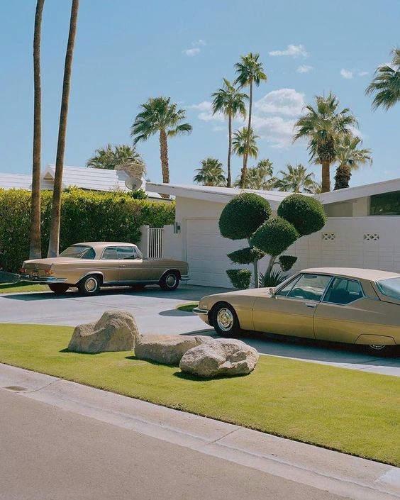 Classic cars ✔️Mid-century modern home ✔️Palm trees ✔️ Must be #PalmSprings 🌴☀️ #PalmSpringsStyle #ClassicCars #MidCenturyHome #ModernArchitecture