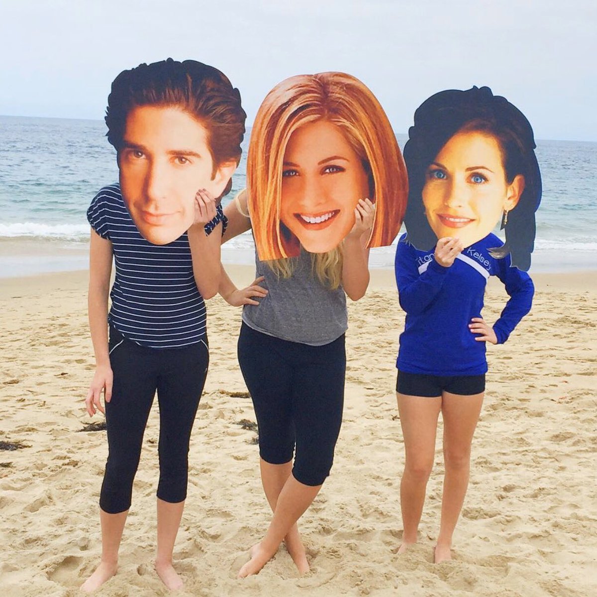 getcrowdsigns's tweet photo. Which #FRIENDS character would you want to be holed up with for the next few weeks? Our vote: #MONICA! Good food &amp; you know everything would be clean! 💦🧼👏🏼 #CrowdSigns #GetBigFaced ⠀⠀⠀⠀⠀⠀⠀⠀⠀⠀⠀⠀
📸: @HostessTori https://t.co/nLGVb3VV8R