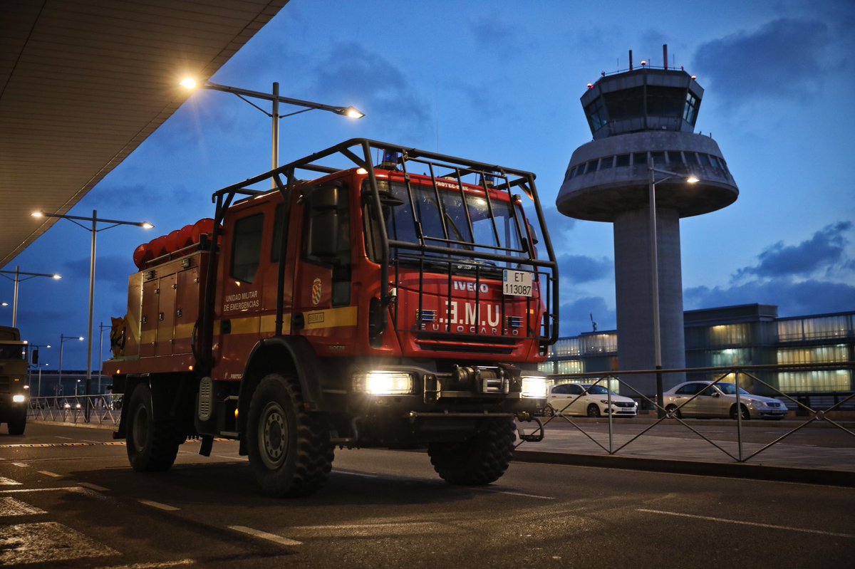 jordiborras's tweet image. L’exèrcit intenta blanquejar la nefasta estratègia contra el #Covid_19 del Govern espanyol amb una lamentable operació de màrqueting a l’Aeroport del Prat. Fotos per @MonDiari
