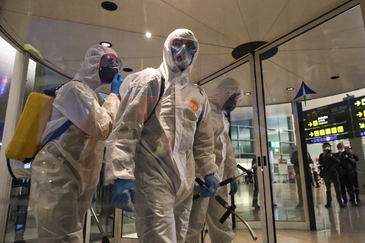 jordiborras's tweet image. L’exèrcit intenta blanquejar la nefasta estratègia contra el #Covid_19 del Govern espanyol amb una lamentable operació de màrqueting a l’Aeroport del Prat. Fotos per @MonDiari