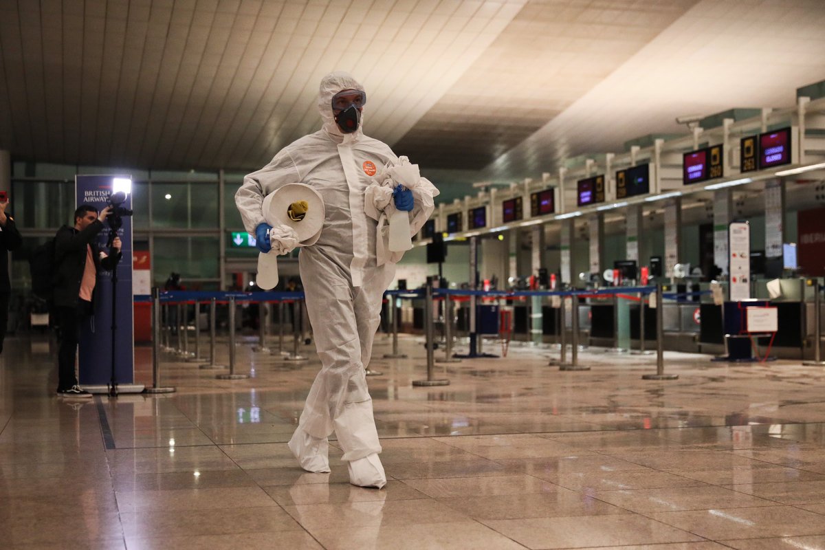 jordiborras's tweet image. L’exèrcit intenta blanquejar la nefasta estratègia contra el #Covid_19 del Govern espanyol amb una lamentable operació de màrqueting a l’Aeroport del Prat. Fotos per @MonDiari