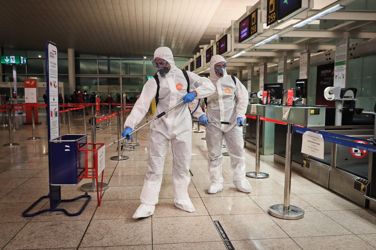 jordiborras's tweet image. L’exèrcit intenta blanquejar la nefasta estratègia contra el #Covid_19 del Govern espanyol amb una lamentable operació de màrqueting a l’Aeroport del Prat. Fotos per @MonDiari
