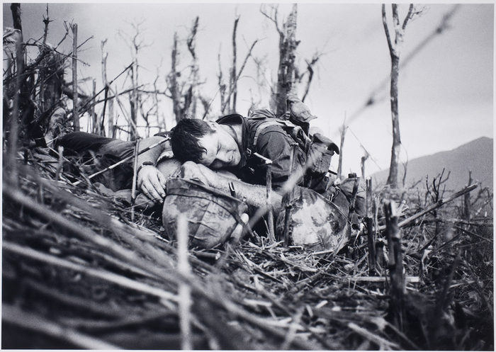 #CatherineLeroy was one of the first female combat photogs of the Vietnam War. One of her most famous photos, Corpsman In Anguish, was one of 3 taken in quick succession portraying a US Navy Corpsman cradling a deceased comrade. #WomensHistoryMonth

📷1967 bit.ly/33upTyc