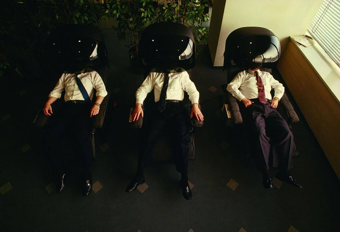 micasaucf's tweet photo. #FotoDelDía | Esta foto de la edición de enero de 1993 muestra a los corredores de bolsa japoneses tomando un descanso muy necesario. Dentro de las cápsulas suena música relajante.
📸 Charles O'Rear https://t.co/vFazIibYA8