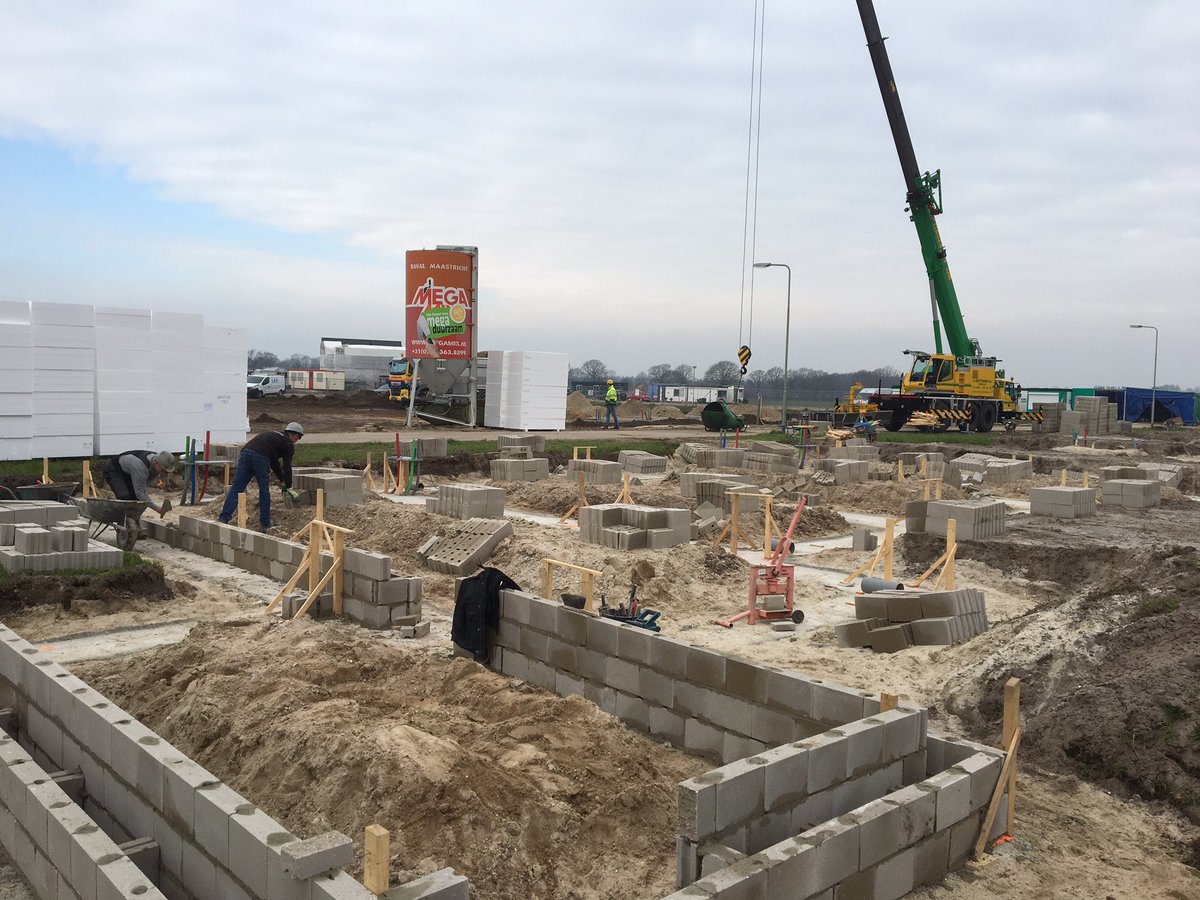 <a href="/bouwmij/">Paul beterams</a> Cluster 4 in Venray, ondanks alle gebeurtenissen gaan we vooralsnog door met bouwen. Fundering storten, metselen, aanvullen vloeren, leggen installaties, isoleren vloeren en stel werkzaamheden. 💪gaat lekker