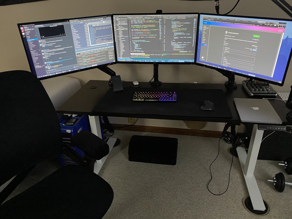 RileyB_96's tweet photo. @dxnielvaughn @kvlly Working from home almost a year now https://t.co/YrnXwhZl9R