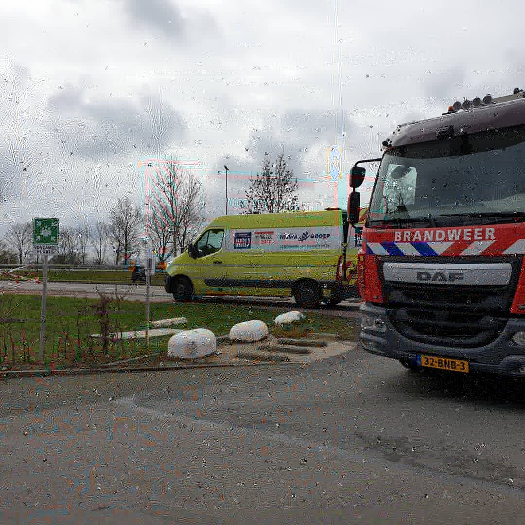 Vanochtend kreeg ik een melding aan de bornholmstraat . Er was een vrachtwagen tegen een opstakel aangereden waardoor er tien tallen liters diesel uit de tank liepen. De brandweer heeft ondersteund samen met de gemeente groninngen en nijwa groep.