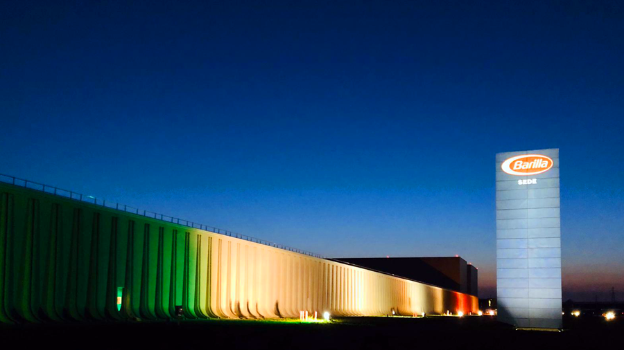 barillagroup's tweet photo. La nostra sede di Parma si tinge di verde, bianco e rosso: ora più che mai siamo vicini al nostro Paese e a coloro che lavorano in questo momento difficile. #italiacheresiste https://t.co/hjqGzRg79W https://t.co/DXU5Gux50S