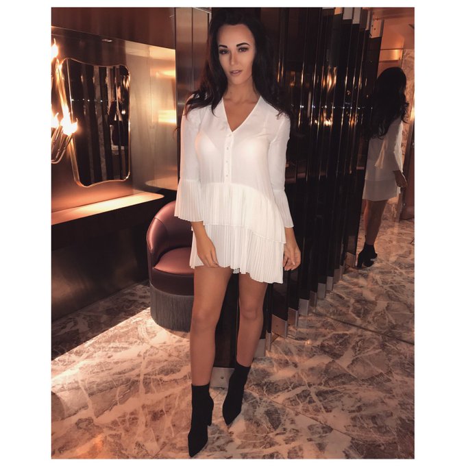 How I&rsquo;m gonna be turning up to my living room on Saturday night for Skype drinks with the girls 🥂🥂 https://t<a href="/tag/gridgirl"class="tags"><span>#gridgirl</span></a>