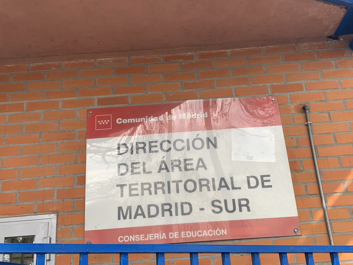 Gracias, gracias y gracias a todos los centros educativos que hoy os habeis acercado a la DAT SUR a donar material que va a servir para salvar vidas y ayudar a los que peor lo estan pasando en la <a href="/ComunidadMadrid/">Comunidad de Madrid</a> #COVID2019 #higienedemanos #QuedateEnLaCasa