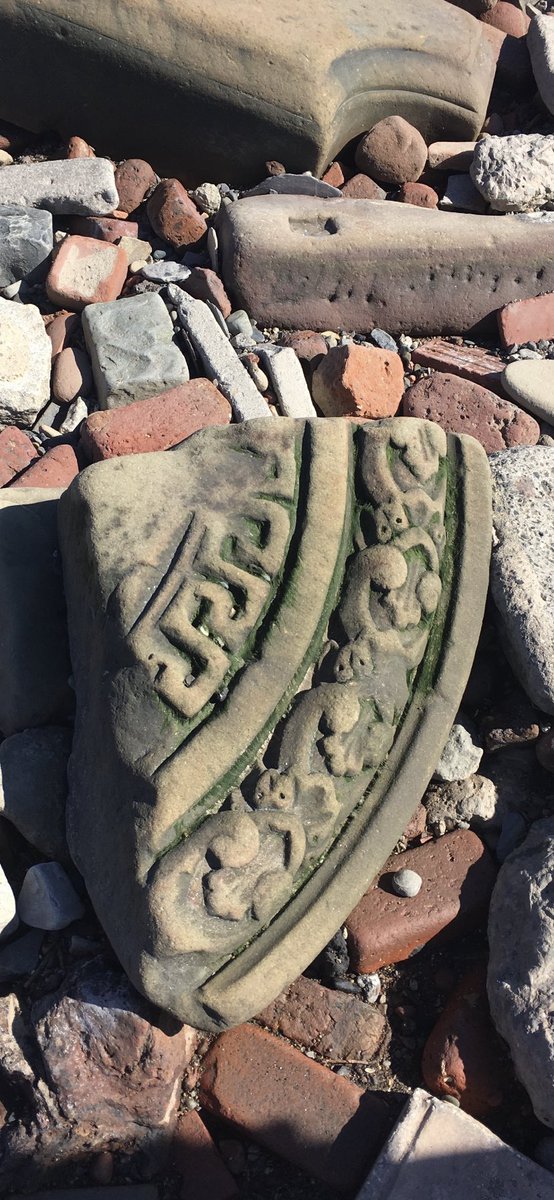 Here’s the second reconstruction I have been working on! The pattern in the upper ring is similar to the pattern discussed on my previous tweet. Im 99% sure that the two items have to be from the same building as they also appear to be from the same stone. Ideas/opinions welcome!