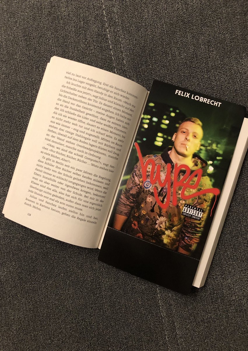 HypeHacki's tweet photo. HACK: die Hype Karte als Lesezeichen benutzen, dann geht sie erstens nicht verloren und zweitens könnt ihr euch immer wieder beim Buch aufschlagen auf die Tour freuen. #gemischteshack #underratedhack @gemischtes @TommiSchmitt @felix_lobrecht https://t.co/6olTOg2aDL