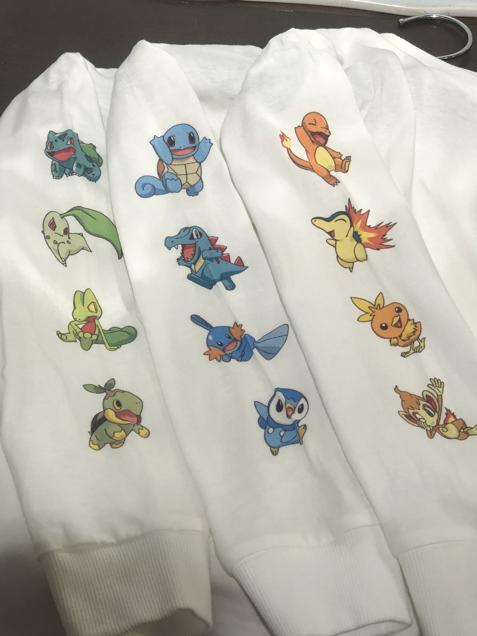 ニュースタイルエミフルmasaki V Twitter ヴィレッジヴァンガード スペシャルアイテム発売 ポケットモンスター 旅立ちの3匹の ロングスリーブtシャツ 親子コーデも出来る キッズと大人サイズの展開 ぜひ家族お揃いで きてほしいです