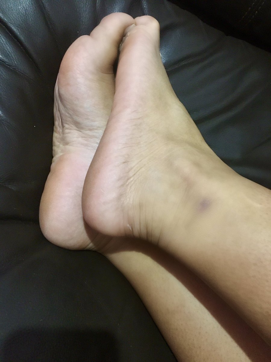 H47833012's tweet photo. Oh my check out the sexy white toes of @clarinhafoot she’s new so go show her some love, cause we alll know she deserves it🥵 #sexytoes #footfetish #feet https://t.co/B8hpp2qVKk