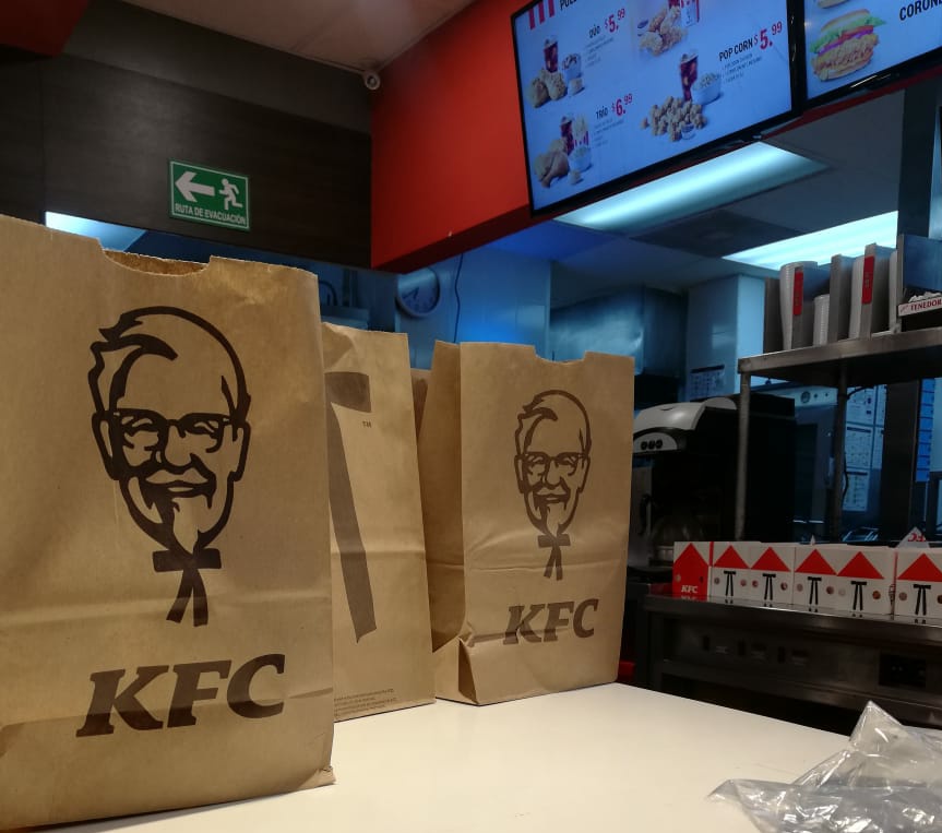 ObrasPublicasSV's tweet photo. El equipo de @_KFCSV sigue apoyando todo este esfuerzo de nación.

Hoy, nuestro personal que atiende a las personas que están en cuarentena, cenarán gracias a @_KFCSV.

#QuédateEnCasa https://t.co/RFSQdHkbrE