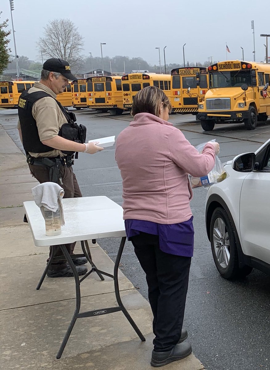 DavieCountySch's tweet photo. Thank you to our School Nutrition staff for your dedication to serving our Davie County families! Seen here, Officer Cranford lends a helping hand to the efforts. #DCSCares #helpinghands https://t.co/YdAemAB4r5
