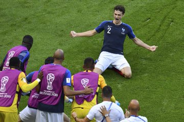 equipedefrance's tweet photo. UNE EQUIPE DE GUERRIERS !! ✊ On s'impose 4-3 face aux Argentins et on se qualifie pour les 1/4 de Finale de la Coupe du Monde 🙌 #FRAARG #FiersdetreBleus https://t.co/v5uK9Bqa57