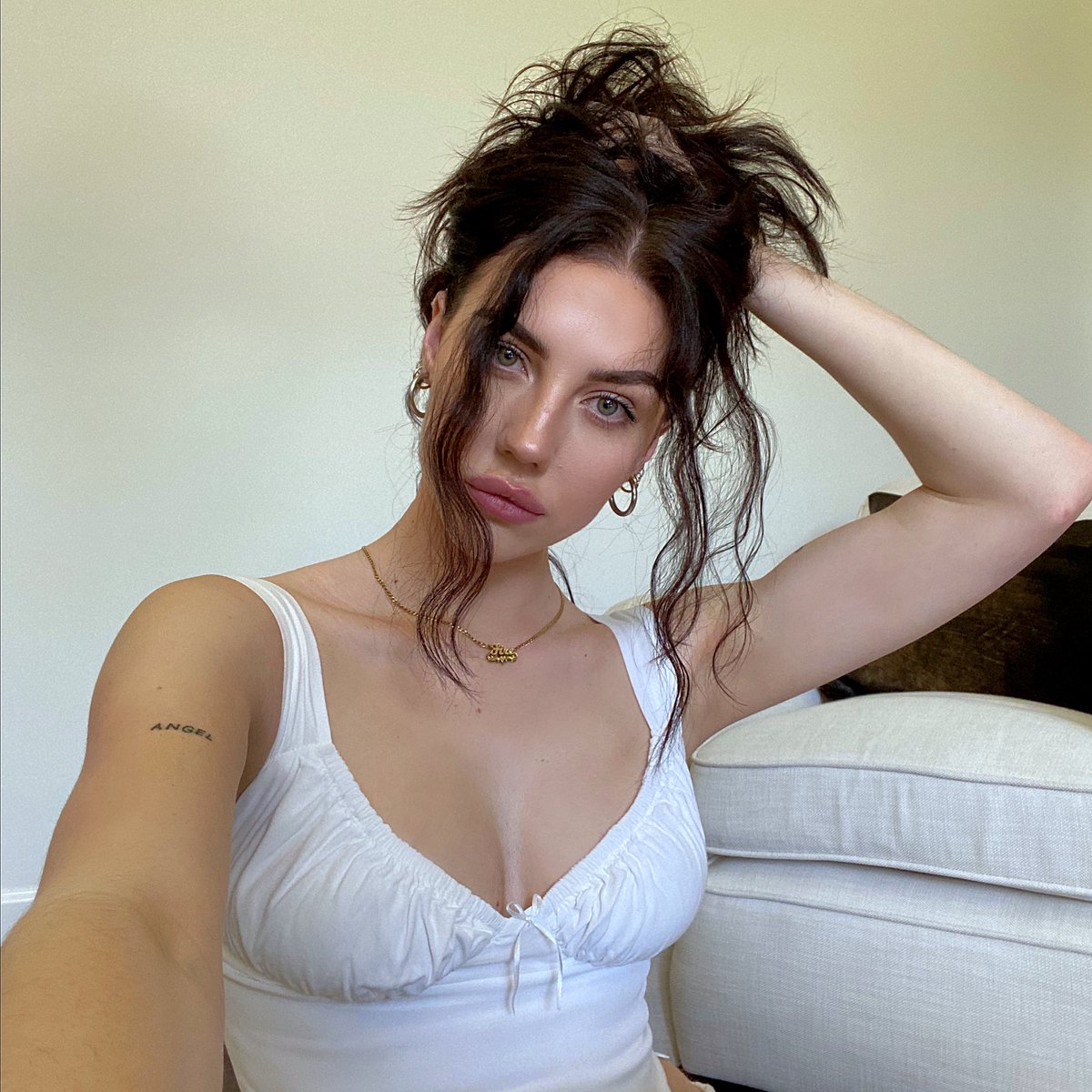 sydneylcarlson's tweet photo. anyone wanna play cup pong or somethn https://t.co/bZjVoLcUy0
