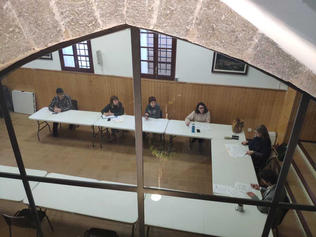 ATivissa's tweet photo. SESSIÓ PLENÀRIA: Aquest matí, 19 de març de 2020, s'ha reunit el Ple de l'Ajuntament de #Tivissa en sessió ordinària.
S'ha realitzat a porta tancada, amb la distància i la zona desinfectada prèviament tal i com marca el protocol de prevenció. (1/3) https://t.co/CkO0xumV9F
