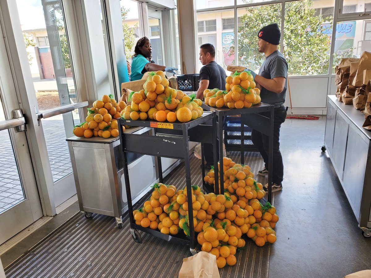OUSDFutures's tweet photo. Thank you,@ACCFB for making sure OUSD families had access to fruit during these challenging times. @OUSDNews @ShelleyMcCray https://t.co/nostD2hC3h