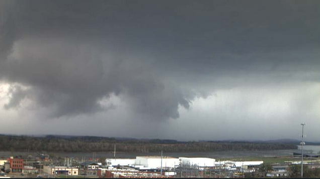 Nasty storm coming in to north side of Ft. Smith/Van Buren.  Hail and winds are main threat. Stay in doors as this moves thru!
#arwx
