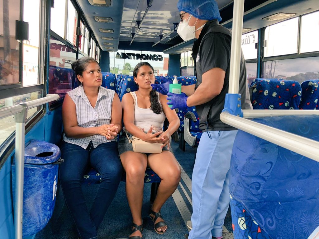 DPS_LosRios's tweet photo. #LosRíos | En los cantones Puebloviejo y Urdaneta, personal de @Salud_CZ5 promueve el #LavadoDeManos y desinfección a usuarios de buses para prevenir el #COVID19ec. Además, incentiva a la fuerza pública a usar el gel antiséptico durante las jornadas de control vehicular. https://t.co/C59RI5AWok