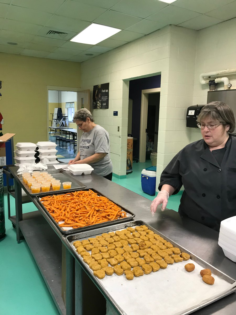 TanyaTturner's tweet photo. The true heroes are those behind the scenes doing the work that allows others to shine. The PQ Child Nutrition Team are definitely superheroes! In just TWO days, we have fed just a few short of ONE THOUSAND CHILDREN!!!! @pqschools #EveryChildEveryChanceEveryDay https://t.co/okEkepoygR