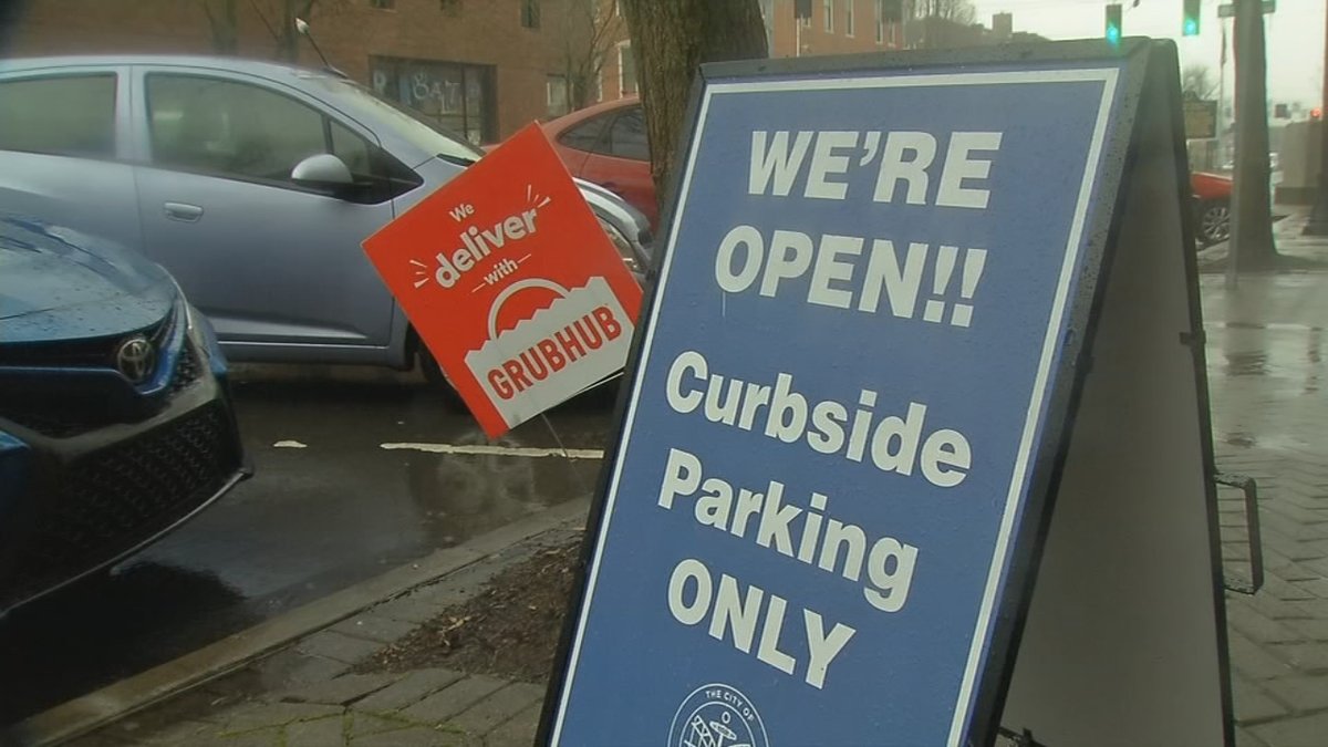 WDRBNews's tweet photo. Several southern Indiana businesses are adapting to pandemic restrictions: https://t.co/1iZKPq9J2t | @JessBardReports https://t.co/6Yh4F19mg5