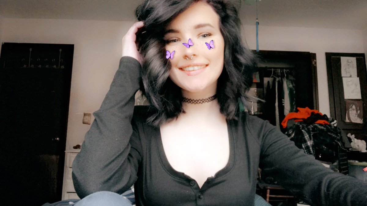 CybilGoodman's tweet photo. I can’t go longer than a month or so without dying my hair haha https://t.co/Am5YWNqTAD