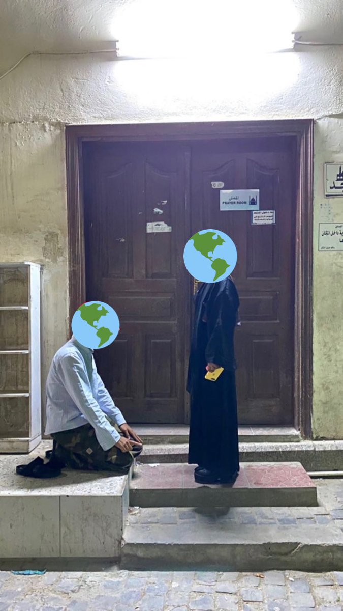 #شخص_يسجد_لفتاه
#نطالب_بالقبض_علي_المنحلين

رواج صور لشاب يسجد أمام فتاة بجوار مسجد، أثارت موجة غضب بين المغردين؛ مطالبين فيها باتخاذ الإجراءات اللازمة بحقهم.