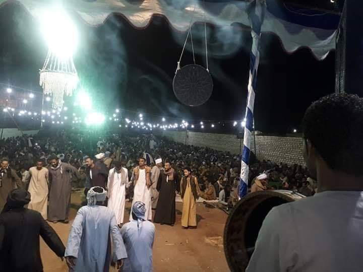 دى حفلة "حنة" فى ادفو اسوان .. اقسم بالله وبكرة افكركم احنا ها نعدى ارقام ايطاليا بمراحل فى موضوع #كورونا_في_مصر ..
قبل فوات الاوان .. #نزلو_الجيش و افرضو الحظر احنا شعب مفيش مننا رجا