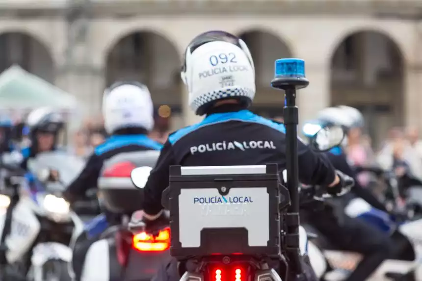 ConcelloCoruna's tweet photo. 🚓Máis de 20 sancións e 2 persoas detidas nas últimas 48 horas na cidade por incumprir as normas decretadas polo Goberno central polo estado de alarma.

Pedimos á veciñanza que polo benestar de todos e todas se quede na casa‼️

👏Grazas pola vosa colaboración.

#EuQuedoNaCasa https://t.co/c8uQiXtP5b