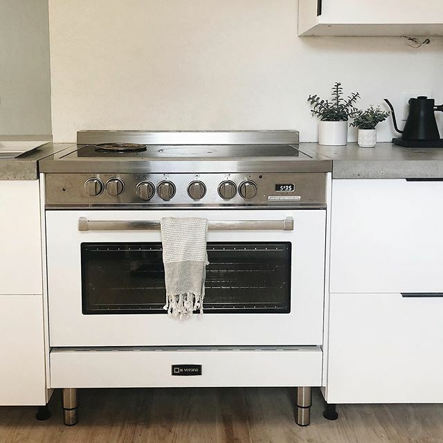 TheMayesTeam's tweet photo. Help me decide!!! 😬 I had originally planned to paint the backsplash of the stove and sink but now that we’re living with it, I’m not sure that a paint will hold up to the oil splashes!

I know that people do kitchens differently all around the world and I would LOVE to hear… https://t.co/1Fnh8iOMbi