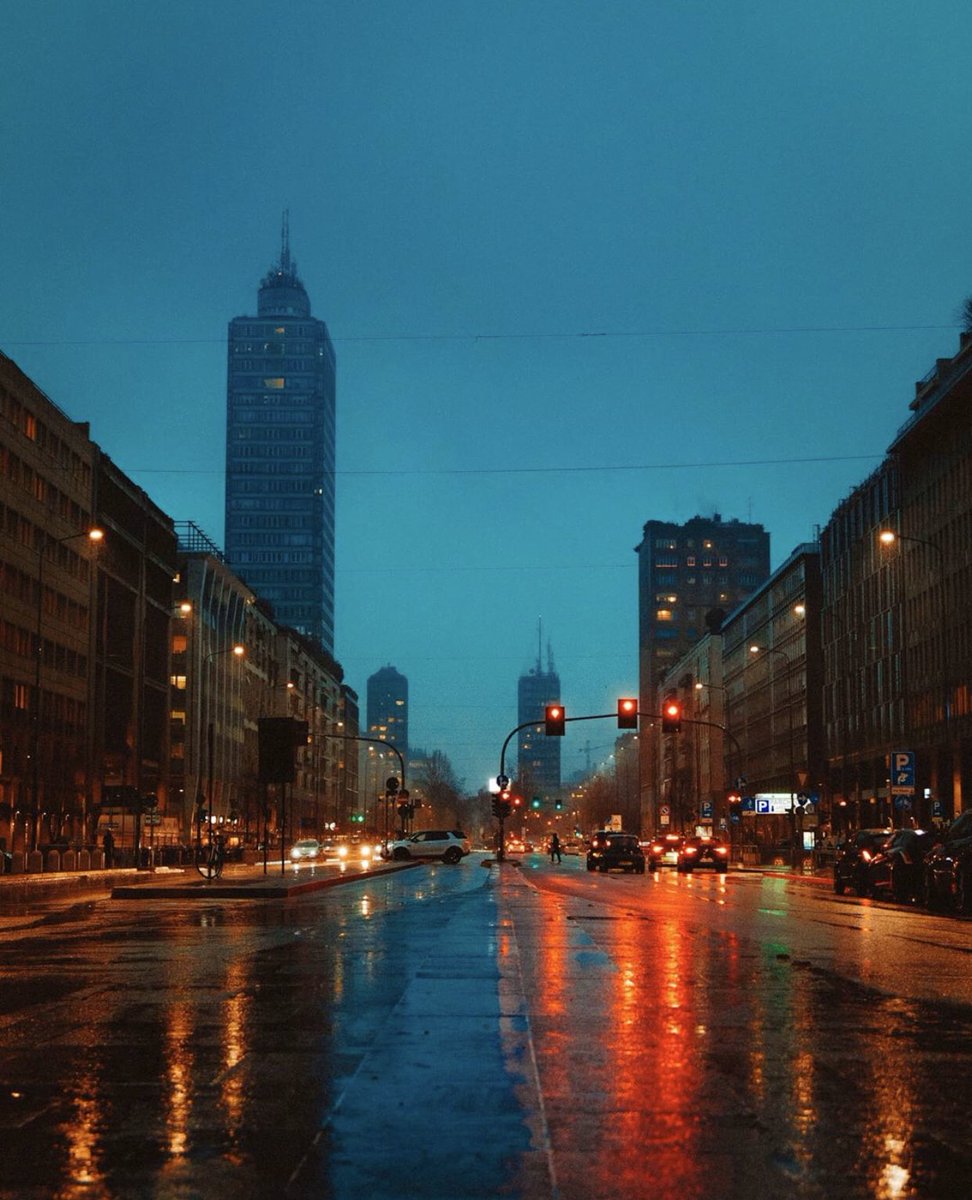 Every night, from 7 PM to 9 PM, it is time for aperitivo in Milan. The bars and cafes offer huge spreads of food, which everyone can enjoy for free after buying a drink.

▪️ @andrea_ferrario_ ▪️

#StayAltido #ALifeThatIDreamOf #EuropeanHoliday #BookDirect #VacationRental