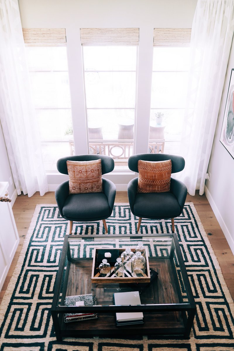 AladdinCleaning's tweet photo. Do you switch out your area rugs seasonally? This is a simple way to breathe new life into your space and brighten things up! https://t.co/UcM8ZR0tw8