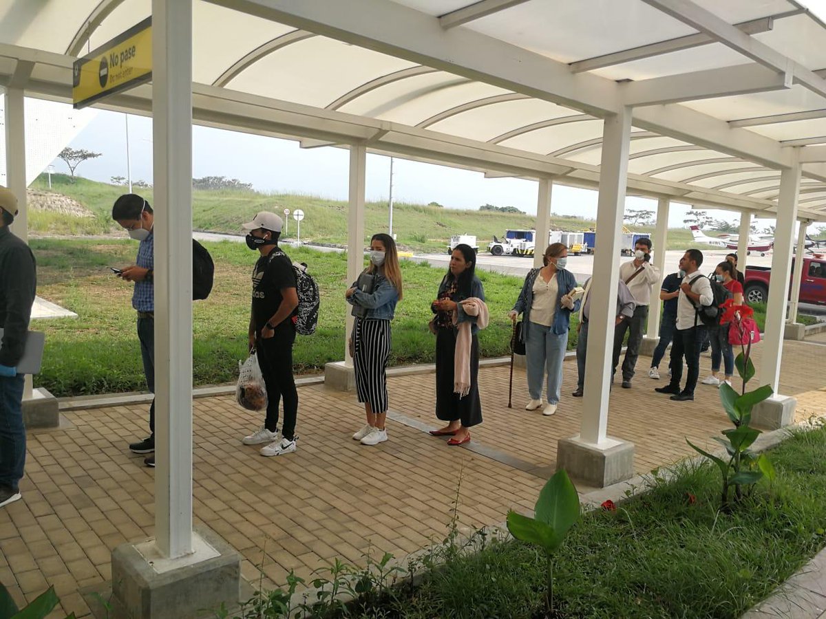 Alcaldiaibague's tweet photo. 🔬Ante la llegada de pasajeros a la Terminal de Transporte y Aeropuerto Perales de #Ibagué, realizamos control, inspección y vigilancia para evitar la propagación del coronavirus en la ciudad. ¡Primero la vida, quédate en casa! #PrevenirEstáEnTusManos https://t.co/QTNvJperBS