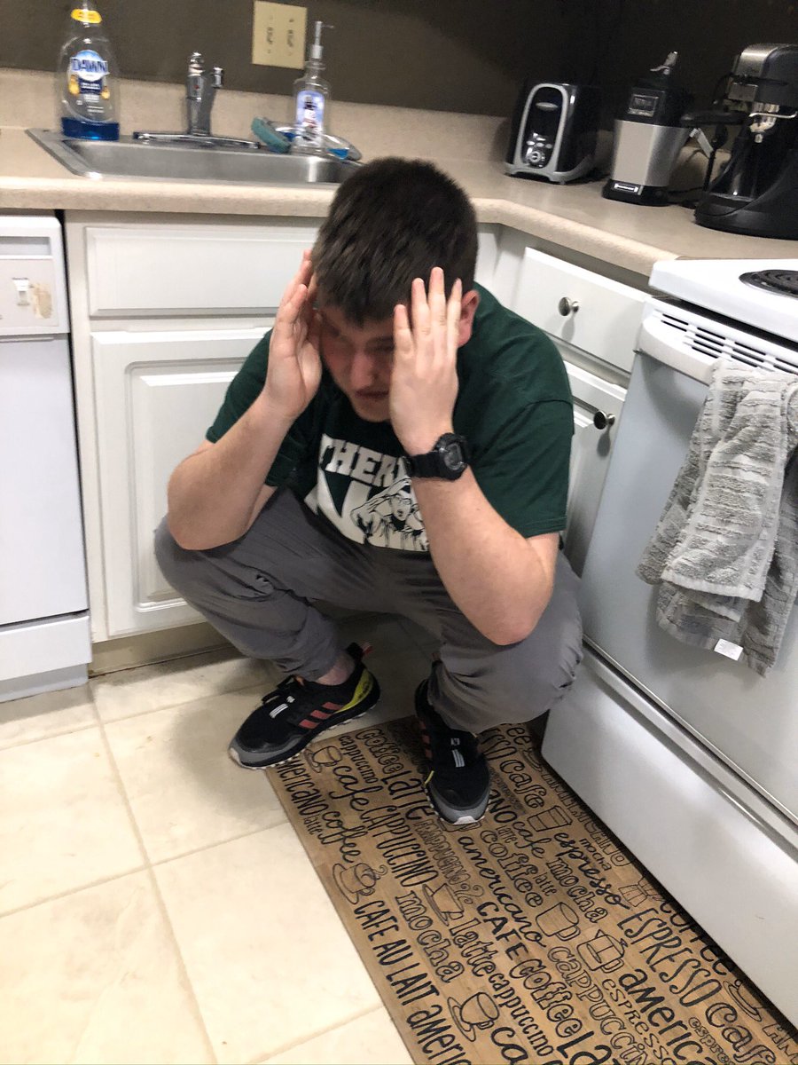 _jessie612's tweet photo. I logged on to take an important exam on Zoom today with my name as “big Smoke’s iPhone” and my background as picture of my friend after we found out classes were cancelled..... I DID NOT REALIZE THIS FOR SEVERAL MINUTES https://t.co/qwF6TDcRYL