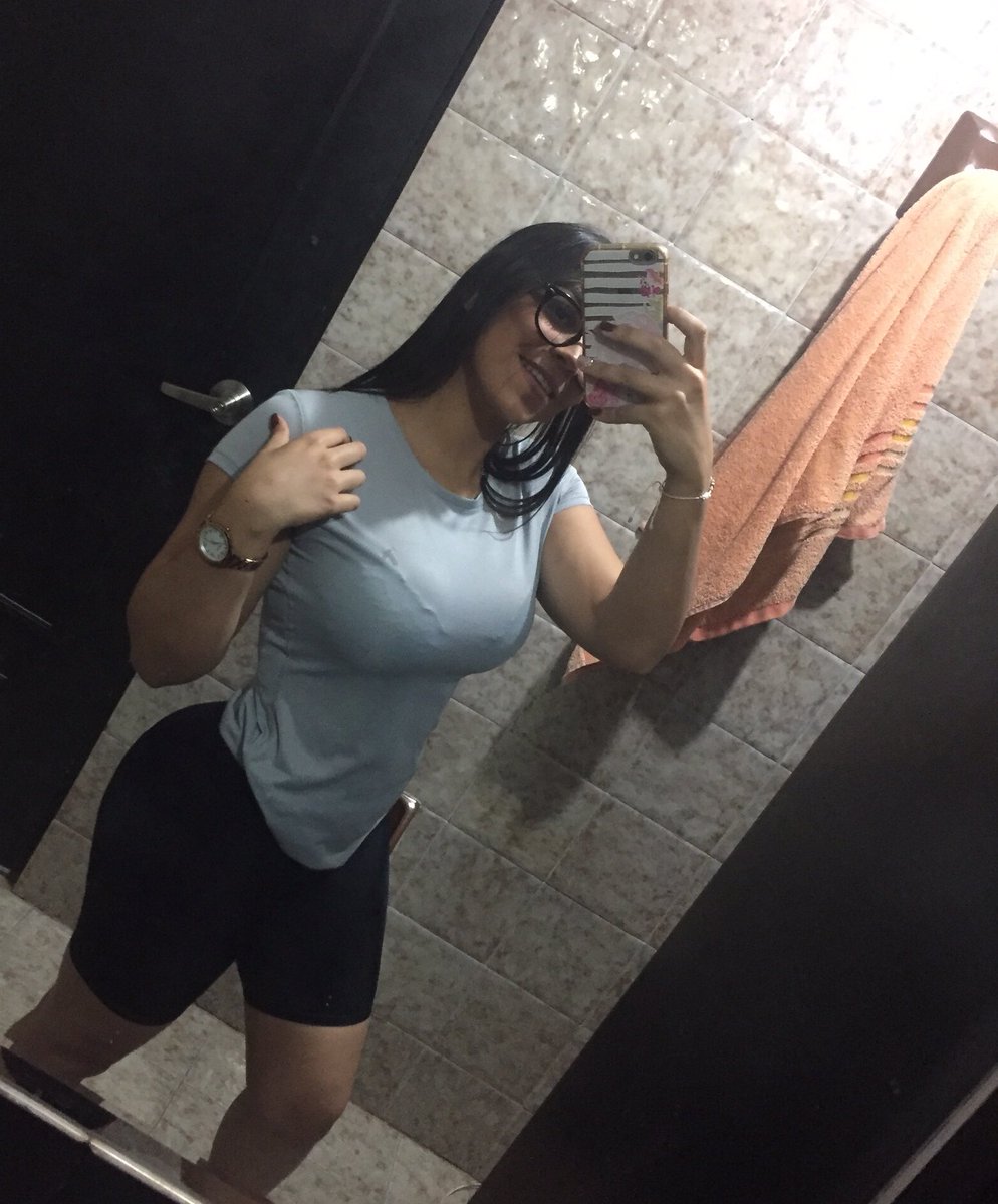 rebecabarrosp's tweet photo. Yo en cuarentena, buscando en YouTube rutinas de gymvirtual que por cierto las recomiendo🙌🏼 https://t.co/rZAYktUcEZ