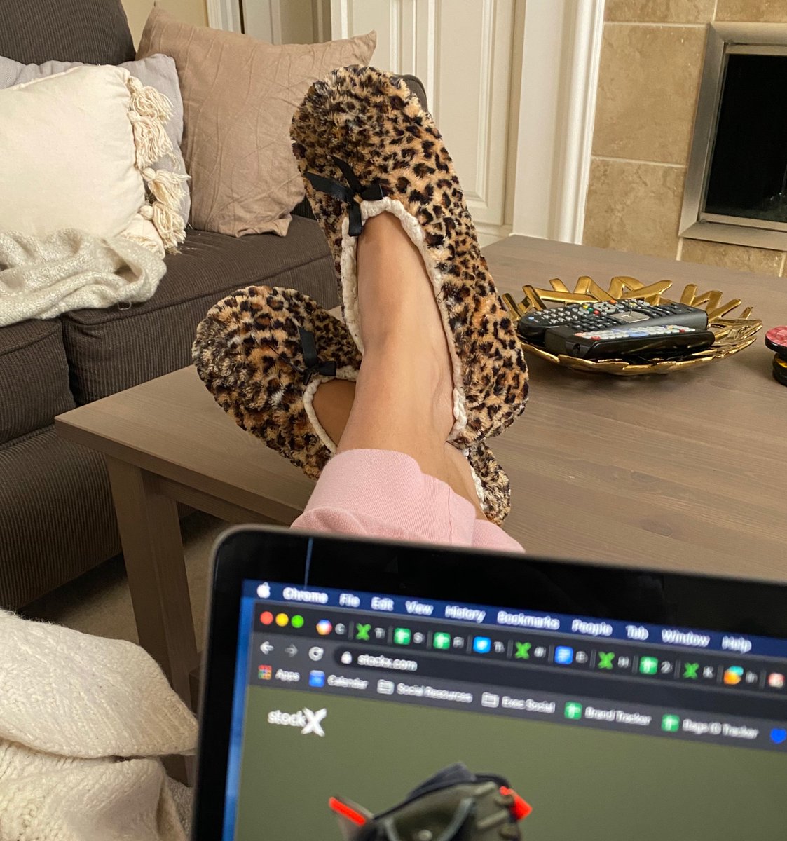 stockx's tweet image. Let's see those #FlexFromHome and #FrontLineFlex fit pics 🔥

PJs and slippers? Flex it.

Classic Jordans? Flex it. 

Every post you tag us in = 10 meals to @FeedingAmerica 💪