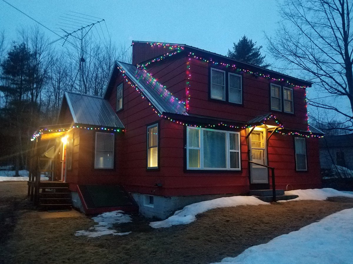 bmhsonic's tweet photo. Saw on the news that people are putting their Christmas lights back out to help cope with everything...I never took mine down so I figured why not. 🤷‍♂️ All I had to do was plug them back in...
#LightsForLife https://t.co/7ZCWDEW23L