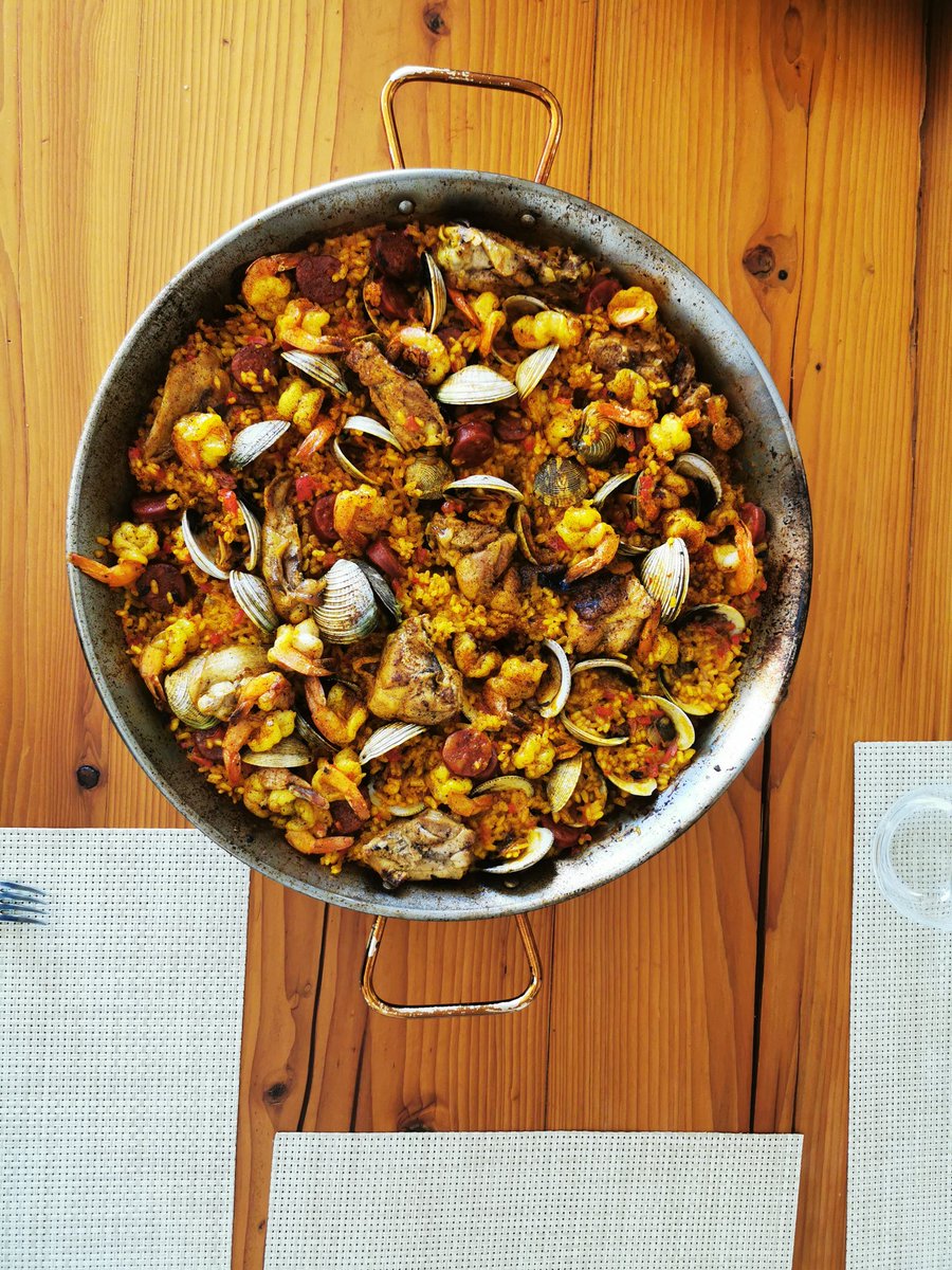 <a href="/elbetob/">betoballesteros</a> <a href="/GastronautaDF/">Gastronauta🍴</a> <a href="/Raquel_Pastel/">Raquel Pastel</a> <a href="/shaasencio/">Shadia Asencio</a> <a href="/ArisbethAraujo/">arisbeth araujo</a> @lizyknox <a href="/literlandweb1/">literland</a> <a href="/AreliPaz/">Areli Paz</a> <a href="/marviajaycome/">Mariana Castillo H.</a> Hoy me arme un arrocito como me lo imagine hecho por <a href="/Ic7Pedro/">Pedro martin</a>, sofrito, fumet, chorizo, almejas, camarones, pollito. Todo el olor a azafrán inundó la cocina...