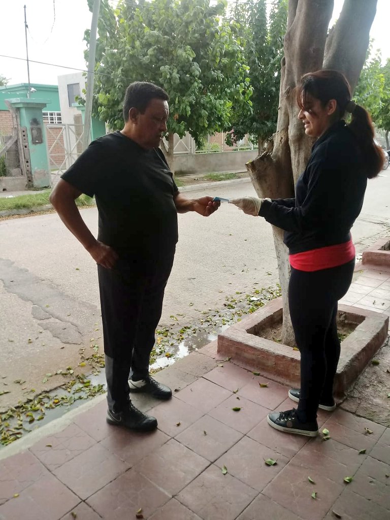 Ismael_LaRioja's tweet photo. Cómo todos los días y sabiendo que el compromiso es de todos salimos a concientizar, con las precauciónes necesarias, a los vecinos del Barrio Antártida III y IV.
#DirGeneralOperativa
#DirDePromocionSocial
#InesIntendenta https://t.co/zXV7iGzD5A