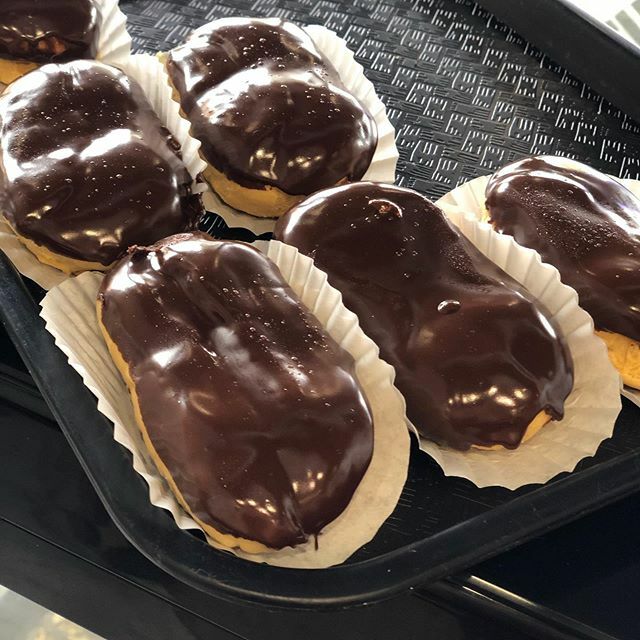 WHOSglutenfree's tweet photo. Sold out of these chocolate eclairs quick today!
#glutenfree #whosglutenfree #glutenfreeeclair https://t.co/hjE4hG65n8 https://t.co/RoipatRmIU