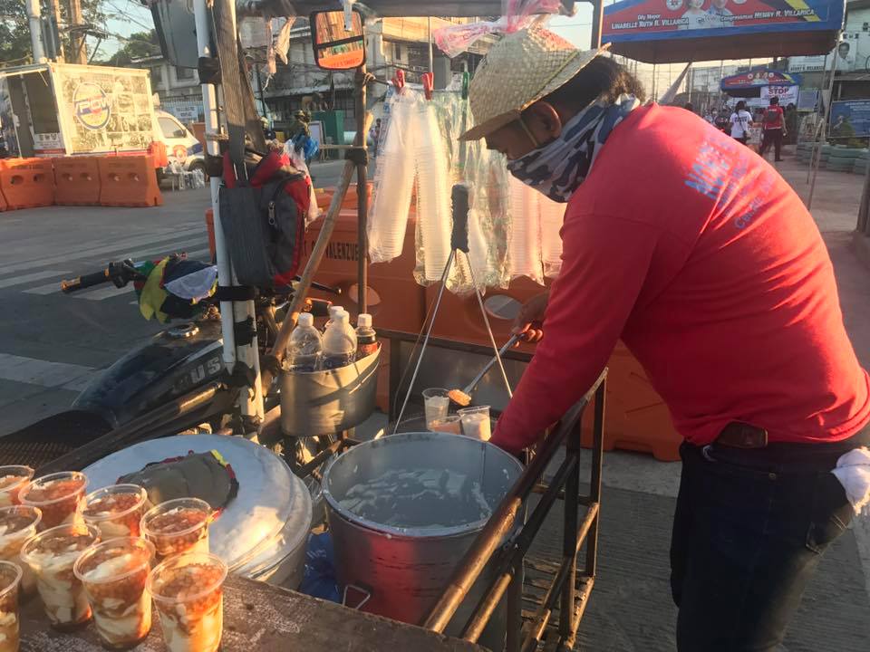 PhilippineStar's tweet photo. LOOK: A vendor gives free taho to frontline workers stationed at the checkpoint area in the Valenzuela-Meycauayan boundary amid the implementation of the enhanced community quarantine. | Photos courtesy of Hannibal Talete/News5 https://t.co/GFox234OYK