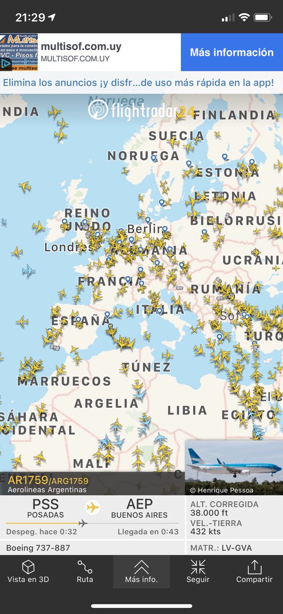 robertobarbat's tweet image. Hace unos dias atras , estos mapas , estaban lleno de aviones en espacios aereos , hoy ya casi no hay , en italia , se ven solo 7 aviones