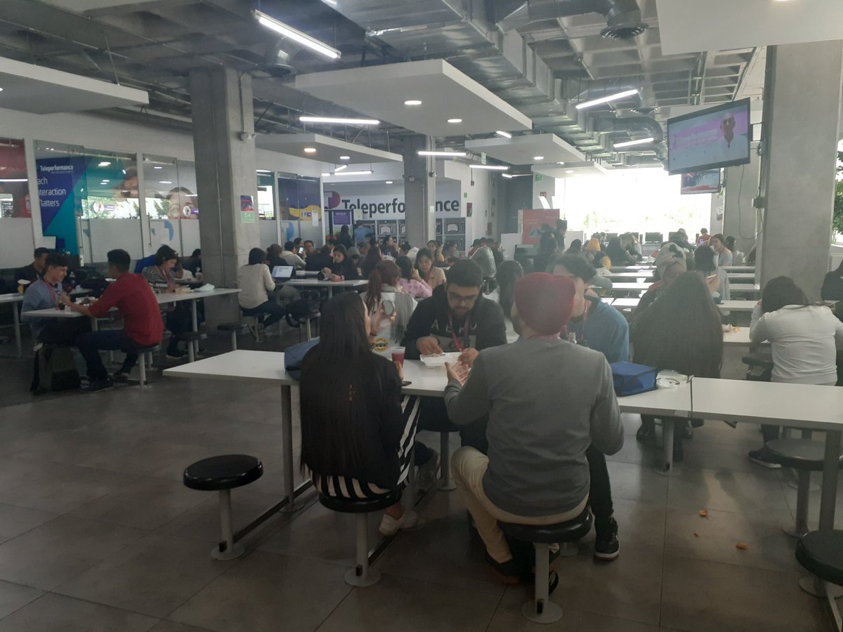Mateo_creo's tweet photo. @ClaudiaLopez Alcaldesa, esto es Teleperformance, no tenemos las medidas, trabajamos por piso entre 200 y 300 personas, no hay ventanas y nos toca trabajar en cuarentena. https://t.co/z4NUSj46NT