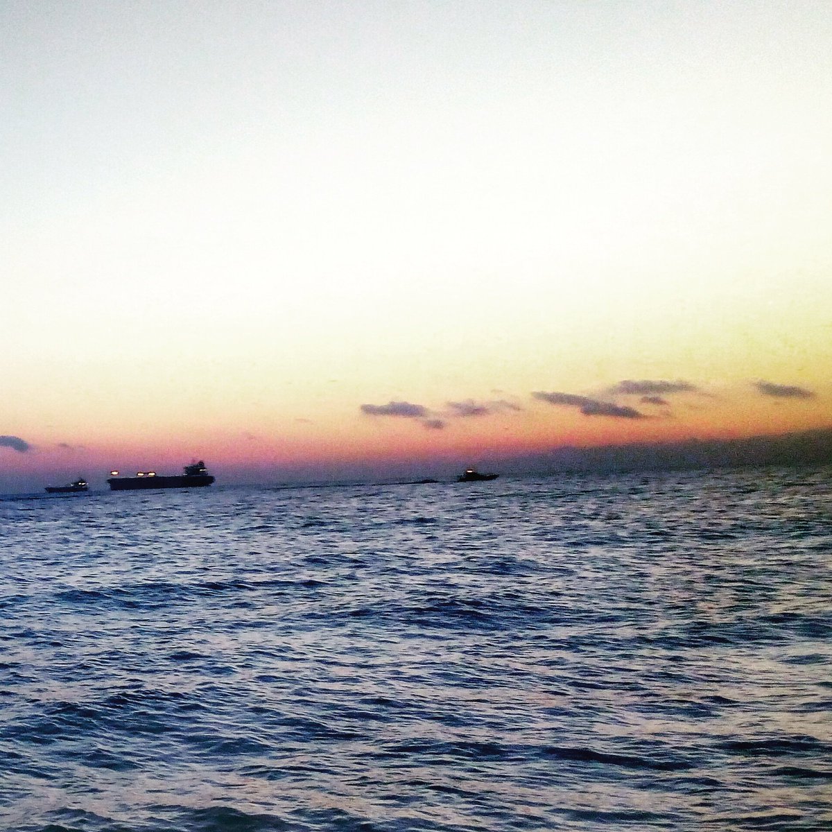 portoxrafa's tweet photo. A pesar de todo, siempre hay una alba a la que despertar..... #ánimo #ànims #BCNPort #Mediterráneo #pilotboat #Mediterrània https://t.co/EnZ0ZAgCh0