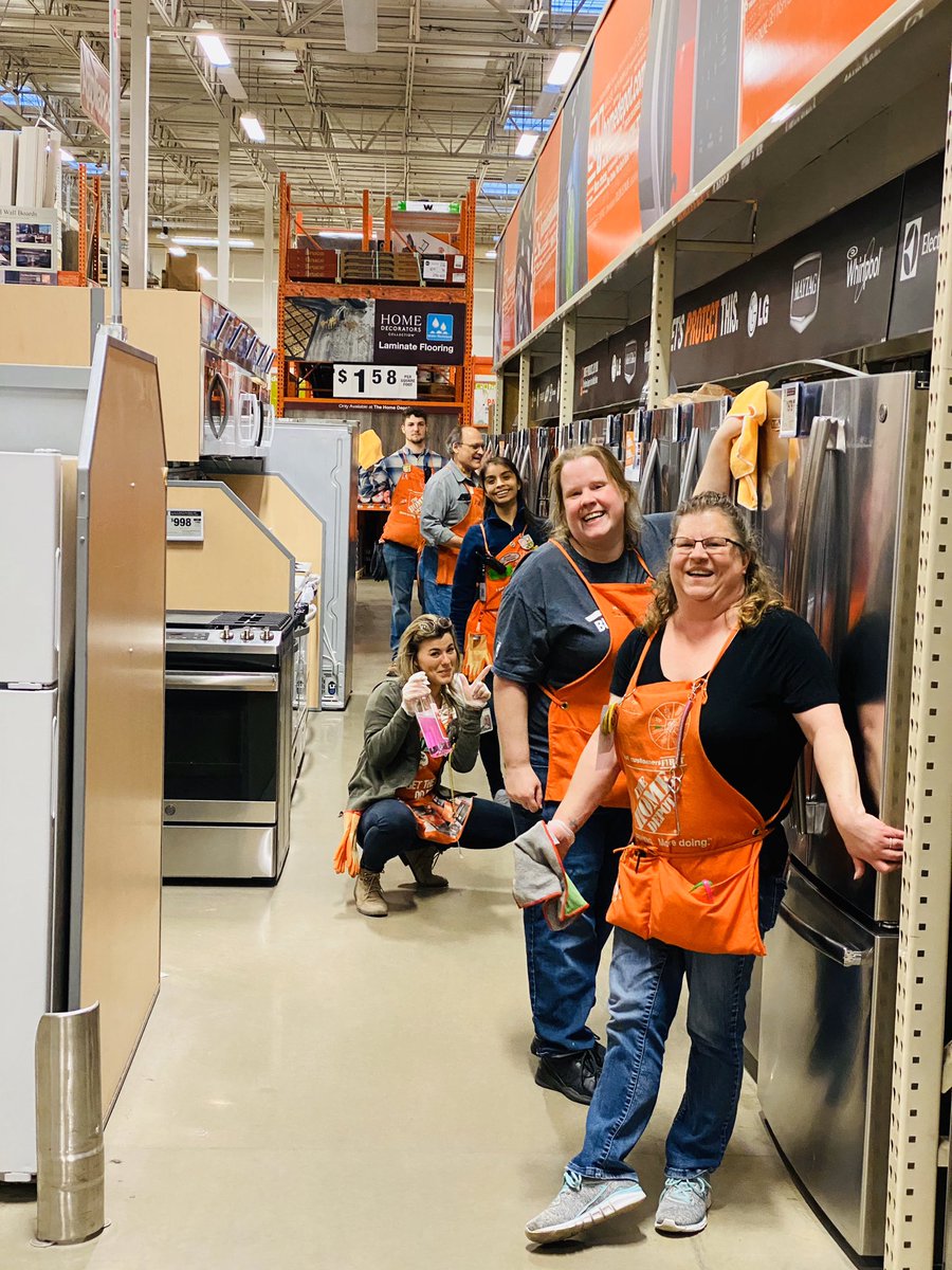 “Spring cleaning” 😎 what an awesome team! #wearewalker @HDmorrissey @HDcoble @sarahkukla @scottclittle @medjajo @AlecsSpotts2720 @PaintChipss @PROZach_2720