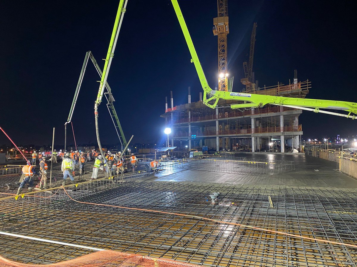 Joe_Pankow's tweet photo. Either day or night, the dedicated @pankowbuilders team at our MU-4 project is getting it done. Way to go team, it’s looking Great!#pankowprojects https://t.co/IBlsWJocvx